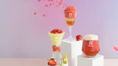 ▲麻古茶坊在草莓季推出「酪梨草莓甘露」新品，以及芝芝草莓果粒、草莓果粒波波。（圖／麻古茶坊提供）