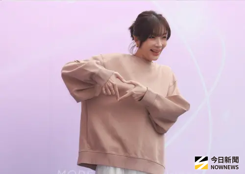 ▲蔡淑臻比出愛心的可愛動作，但對於和男友之間的感情，保持理智態度。（圖／記者葉政勳攝）