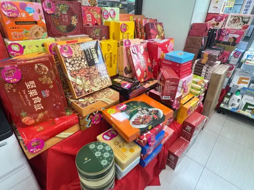 全家、7-11輸了！萊爾富年後禮盒「爆殺3折」：紅帽子119元骨折價
