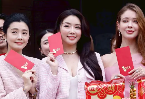 ▲成語蕎（中）和同門師姐妹夏如芝（左）、安妮（右）一起出席經紀公司新春開工儀式，笑拿紅包討個吉利。（圖／記者葉政勳攝）