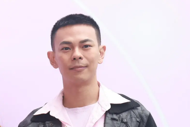 孫綻幫米可白擦鼻血！春節各自返鄉　笑駁：我都當看護了想怎樣