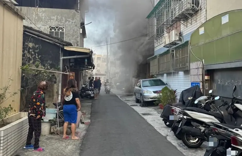 ▲中市太平區今早傳火警 疑行動電源充電釀禍（圖/記者鄧力軍翻攝）