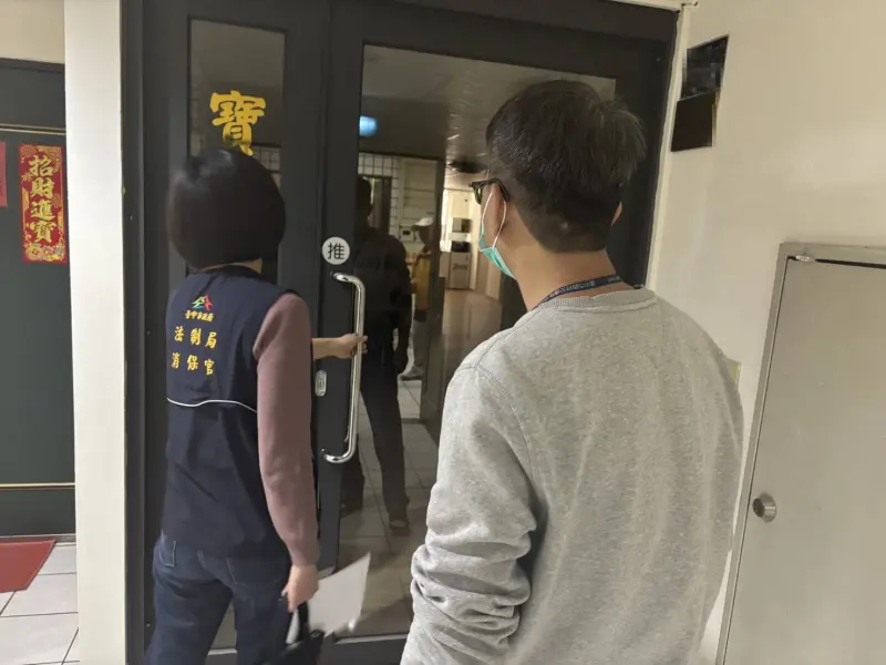 ▲中市消保官與交通局人員前往其登記之營業處所訪查，發現大門深鎖、無人回應(圖／法制局提供2026.2.25)