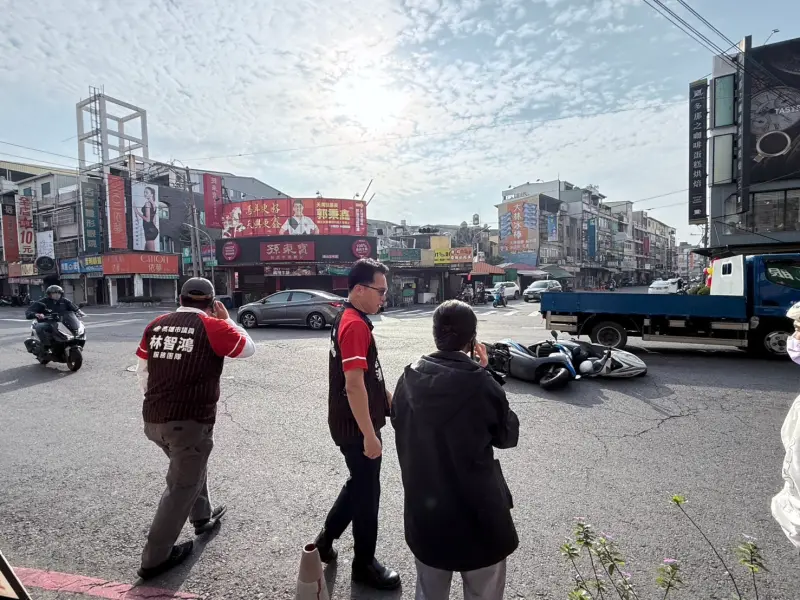 ▲ 高市議員林智鴻今天在路口拜票時，馬路對向發生兩輛機車不慎擦撞事故，他立刻放下麥克風協助處理事故現場。(圖／民眾提供)