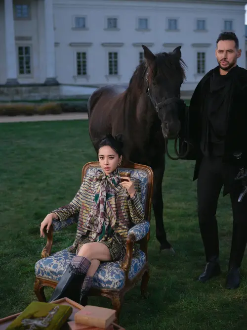 ▲蔡依林（左）〈布拉格廣場〉新版MV，導演特別安排她和騎士、駿馬的唯美畫面。（圖／凌時差提供）
