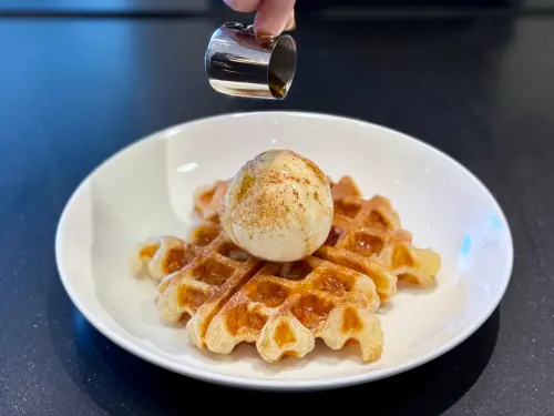 ▲可朗芙加上冰淇淋360元，灑入肉桂粉、蘇打餅乾、肉桂糖再淋上楓糖；另有楓糖炸雞版本450元。（圖／記者蕭涵云攝）