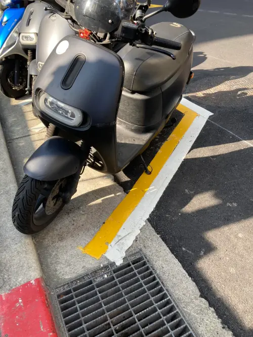▲民眾在發現路邊機車停車格，白線內側竟還多一圈黃色畫線，讓他不解其用途。（圖／路上觀察學院）