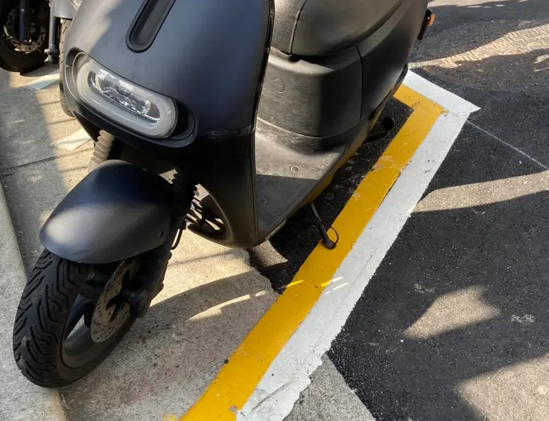 機車格白線「多一圈黃線」！交通局揭用途　路人傻眼：金錢的顏色