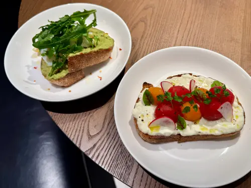 ▲左起：「酪梨水波蛋酸種吐司」360元、「醃漬小蕃茄布拉塔酸種吐司」380元。（圖／記者蕭涵云攝）