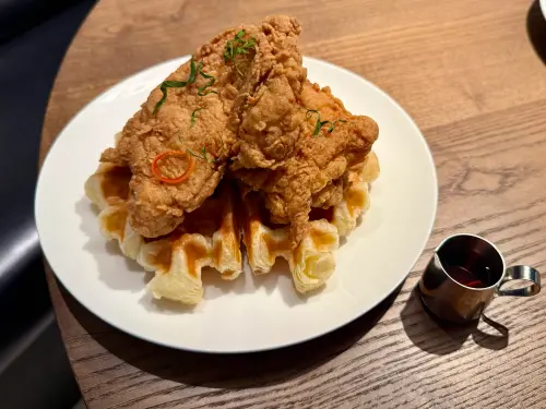 ▲鹹甜口味的「楓糖炸雞可朗芙」450元。（圖／記者蕭涵云攝）