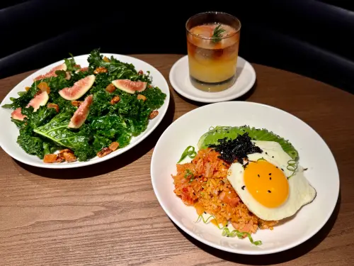 ▲左起：「無花果羽衣甘藍沙拉」380元、「特製韓式泡菜炒飯」430元。（圖／記者蕭涵云攝）