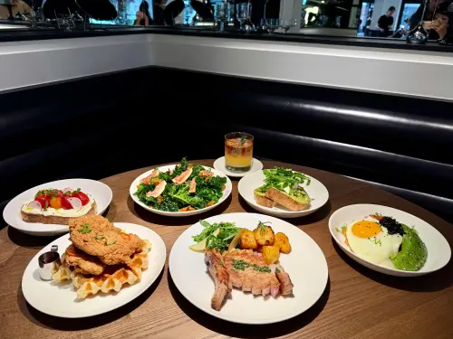 ▲最前方「嫩煎黑豬里肌排」附薯塊及蔬菜。（圖／記者蕭涵云攝）