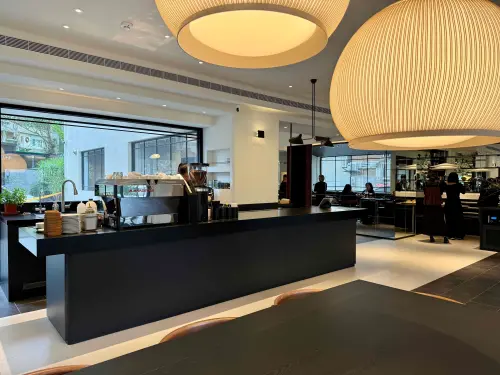 ▲AUFGLET Taipei台北東區店採光極佳。（圖／記者蕭涵云攝）