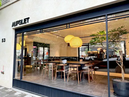 ▲大片玻璃窗引人注目，成為台北東區備受注目的全新咖啡廳。（圖／記者蕭涵云攝）