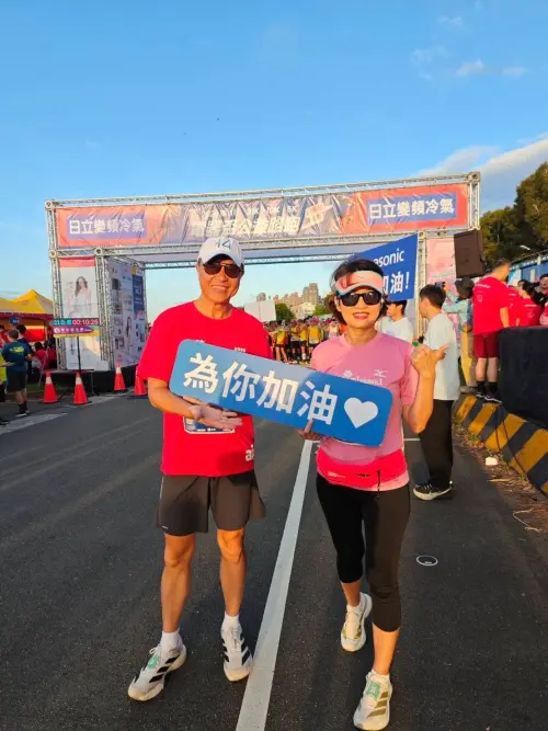 ▲吳中純（右）去年11月還參加半馬，照片中她看起來氣色相當好。（圖／吳中純臉書）