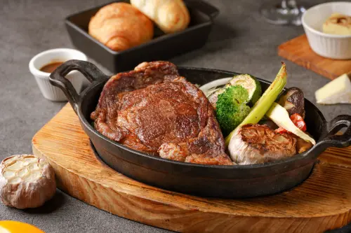 ▲Cozzi THE Roof 餐廳招牌主餐「自製21天美國頂級乾式熟成牛排」。（圖／高雄和逸飯店提供https://amazzingclub.cathayhotel.com.tw/）