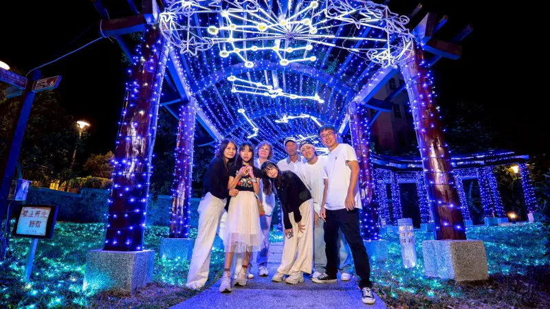 ▲四重溪溫泉公園溫泉季隧道星空燈飾，網美打卡最佳景點。（圖／屏東縣府提供）