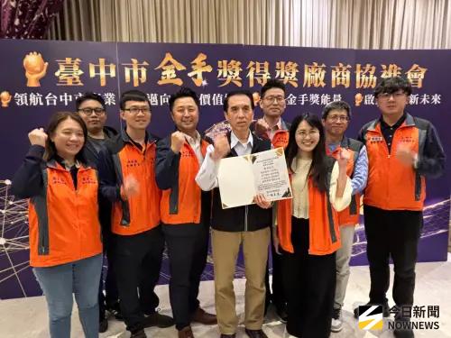 ▲台中市工策會總幹事陳學聖展示教育部技職司發函祝賀，以及對此次促成產學合作的高度肯定。（圖／記者金武鳳攝，2026.2.25)