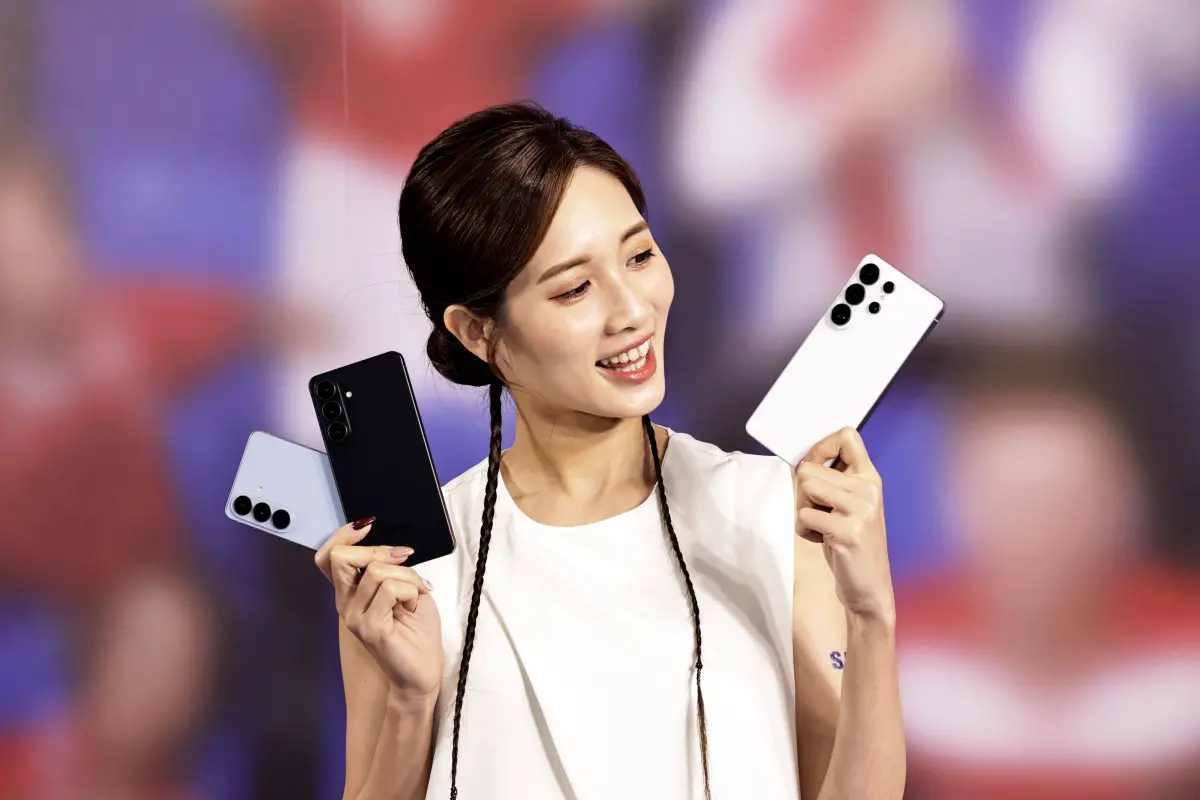 ▲三星今公布Galaxy S26系列公布台灣價格、預購優惠，其中S26入門款一口氣漲了5000元，S26 Ultra 256GB 僅微調 1000 元。（圖／記者吳翊緁攝）