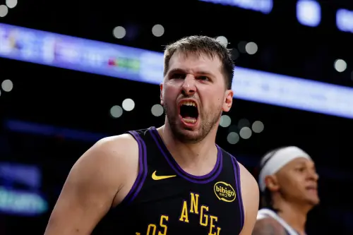 ▲唐西奇（Luka Doncic）在球隊中的地位日益提升，詹姆斯（LeBron James）身邊人士透露，他感受到球團正急於確立新的接班人選。（圖／美聯社／達志影像）