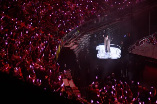 江蕙高空秀！升到3層樓高 經紀團隊：她完全不怕高、我們嚇死
