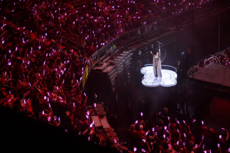 ▲江蕙《無・有》演唱會安可場，搭著音符造型車廂繞場，還站上長達27米的高空空橋，同時直接緩緩升至3層樓高的半空中開唱，她很樂在其中，工作人員彩排時嚇死。（圖／寬宏藝術提供）