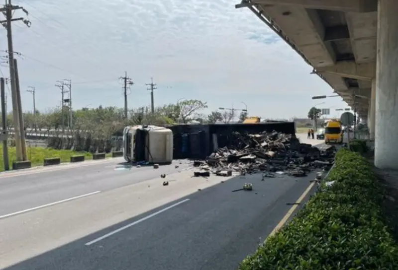 ▲台中清水25日下午發生一起車禍，半聯結車轉彎疑過快翻覆，車橫躺路中貨物散落，司機自行脫困沒有受傷。