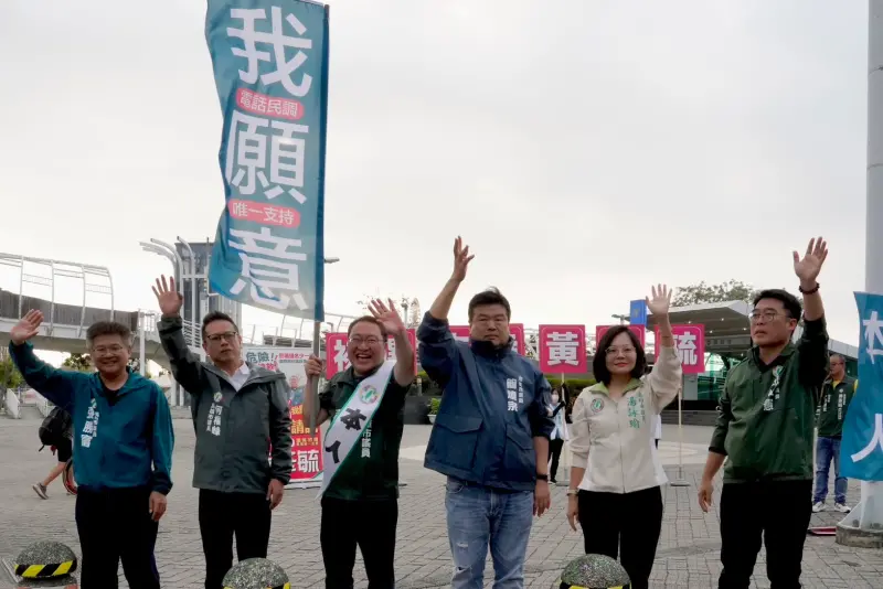 ▲ 高雄市前鎮、小港選區市議員黃彥毓今天下午發起站台造勢，高市議會南方問政聯盟成員市議員何權峰、簡煥宗、湯詠瑜、邱俊憲、張勝富五位議會同仁跨區相挺。（圖／高市議員黃彥毓提供）