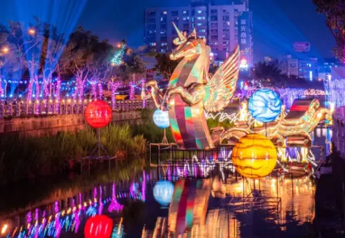 ▲萬年溪燈區主燈騰光如同初春第一縷晨曦，喚醒萬物沉睡的靈魂。（圖／2026屏東燈節官網 www.amazing-pingtung.com/ptlf）