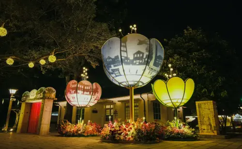 ▲勝利星村燈區的核心「記憶之花」巨大花瓣透著微光，藏著旋轉的剪影。（圖／2026屏東燈節官網 www.amazing-pingtung.com/ptlf）