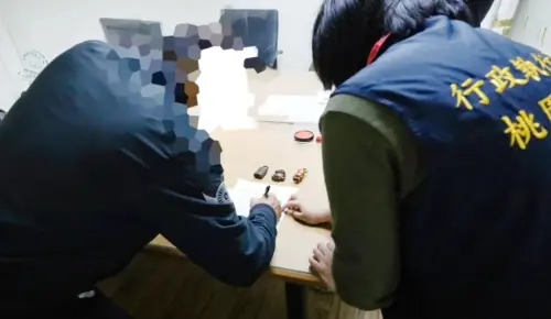 ▲新北鍾姓男子2024年攜1.5公斤黃金出境未申報遭罰301萬，這兩年金價翻倍飆漲，鍾男趕在3月法拍前繳清罰款，領回現值逾800萬金飾。（圖／翻攝畫面）