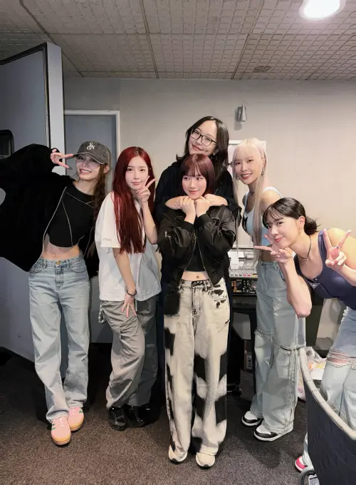 ▲舒涵（前排中）是女團「LUVSSI」的幕後推手。（圖／隻魚娛樂提供）