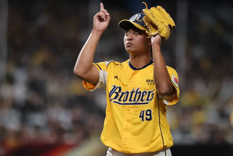 ▲中信兄弟余謙於台日交流賽發揮出色，本戰伸卡球尾勁犀利，僅用26球吃完2局、被打出1支安打無失分，封鎖軟銀一軍打線，6個出局數都製造軟弱滾地球，連軟銀主力打者正木智也也一度揮到無奈問天。（圖／挺悍運動行銷提供）