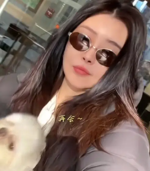 ▲王祖賢抱著愛犬一起吃早餐，宣布正式開工。（圖／小紅書@王祖賢Joey）