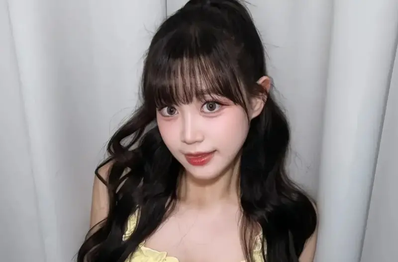 ▲邊荷律昨（25）日參加台日交流賽的活動，不料竟有男粉買1條應援毛巾3個人用，讓邊荷律在台上合照時，忍不住翻白眼，粉絲看到後笑瘋表示：「自己體會」。（圖／邊荷律IG@yuling34）