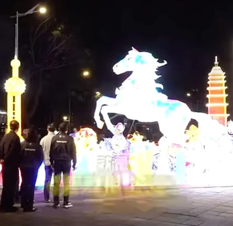 ▲台北燈會花博燈區展出中國上海作品《這裡是上海》。(圖/翻攝畫面)