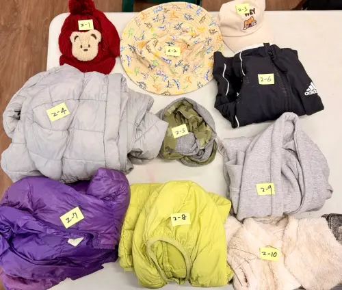 ▲連假天氣變化大，關渡恐龍樂園公開現場拾獲大量兒童防風外套、羽絨衣與造型毛線帽，爸媽們趕快來認領自家寶貝的衣服！ （圖／恐龍大復活 關渡恐龍樂園臉書）