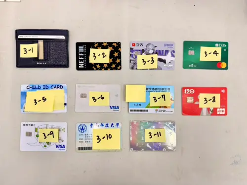 ▲貴重物品請當心！現場拾獲 BALLY 票卡夾、多張信用卡與學生證（東南科大彭同學、新北呂同學請注意），若有遺失請盡快聯繫主辦單位。（圖／恐龍大復活 關渡恐龍樂園臉書）