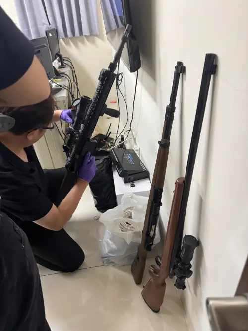 ▲警方於現場發現多支擬真玩具長短槍疑似為該洗錢水房避免於交易時遭其他團犯罪集團黑吃黑，因而隨身攜帶以壯膽。(圖／刑事警察局偵查第八大隊提供)