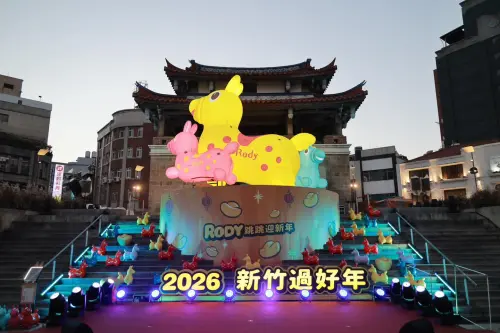 ▲新竹燈會主燈與8組特色燈組分布於護城河親水公園、東門城與新竹公園，透過主燈旋轉展演、燈光裝置藝術與系列活動，結合歷史地景與光影藝術，邀請民眾漫步舊城區。（圖／翻攝自「跟風玩新竹」臉書粉絲專頁）