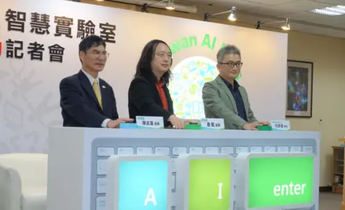 Ethan Tu, alongside Taiwanese ministers responsible for technology and digital affairs, announces the establishment of Taiwan AI Labs. (TCN)