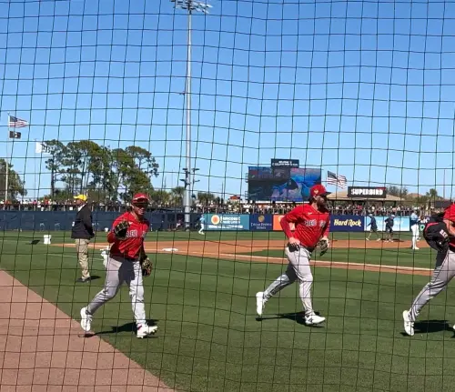 ▲籃籃坐在本壘後方幫鄭宗哲（左）加油。（圖／籃籃提供）