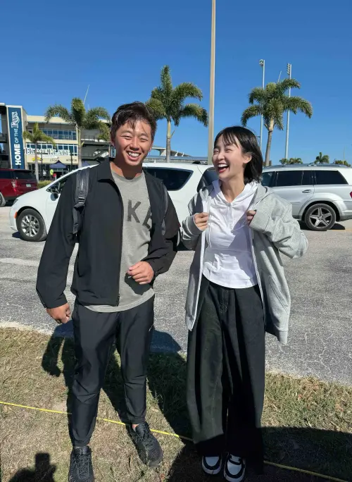 ▲籃籃（右）賽後開心跟鄭宗哲（左）合影留念。（圖／籃籃提供）