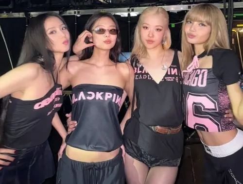 BLACKPINK時隔4年合體,在2月27日發行新專輯《DEADLINE》回歸,讓外界都非常期待,YouTube訂閱還在21日直接衝1億,證明她們不變的影響力。而回顧BLACKPINK過往紀錄,《BORN PINK》這張專輯還在發行首周就狂賣2百萬張,人氣非常驚人。(圖/Jisoo IG@sooyaaa__) ▲BLACKPINK由Jisoo(左起)、Jennie、Rosé、Lisa組成,四人將於今日推出全新專輯(圖/Jisoo IG@sooyaaa__)