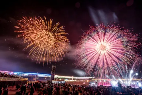 ▲2026南投燈會水舞秀搭配煙火。（圖／取自樂旅南投臉書粉專facebook.com/nantouwelcome）