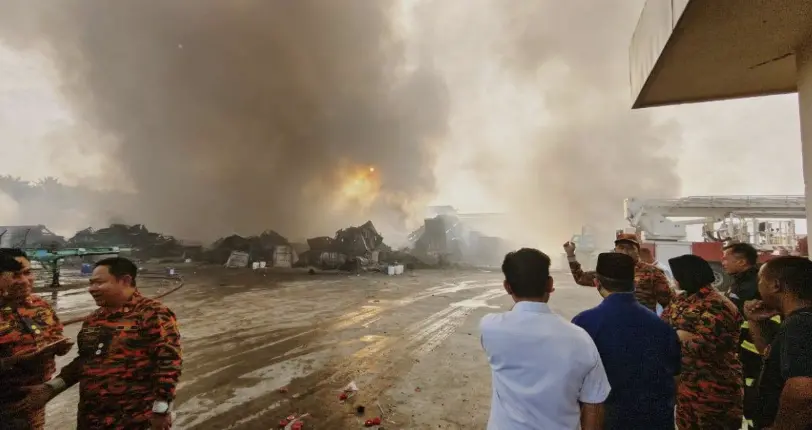 ▲柔佛古來工廠火場持續灌救，濃煙升起並伴隨跨州調度的消防泡沫投入，周邊學校緊急改居家學習以降低空汙風險。（圖／翻攝自The Star Online）