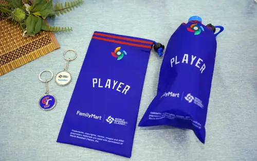 ▲全家即日起至3月17日單筆消費滿299元，即可免費獲得官方授權獨家贈品二選一。（圖／全家提供）