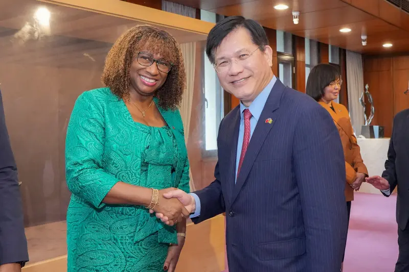 ▲外交部長林佳龍歡送聖文森駐台大使柏安卓。（圖／外交部提供）