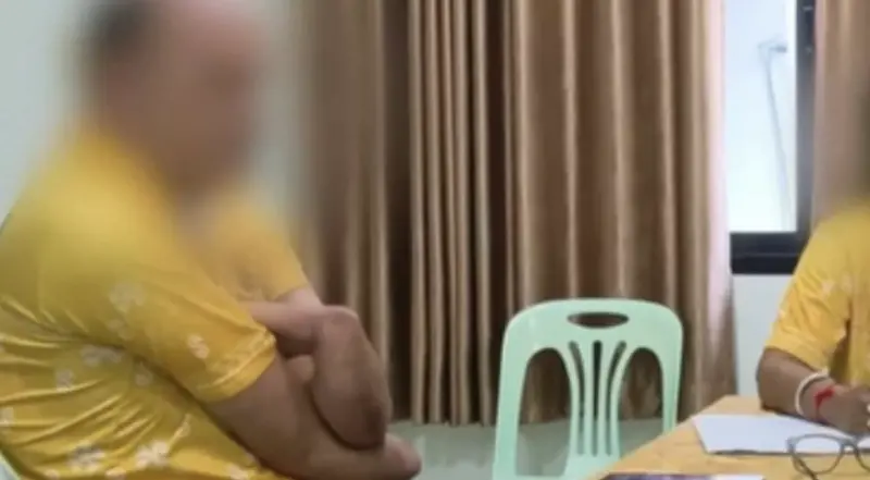 ▲遭指涉入戀愛詐騙風波的外籍丈夫與妻子一同前往四色菊府教育服務區辦公室陳情，事件已引發校方啟動調查。（圖／翻攝自Channel 7）