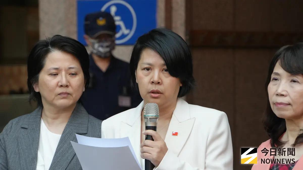 ▲民眾黨籍不分區立委李貞秀（中）因中配身份引發就任資格爭議。（圖／記者呂炯昌攝）